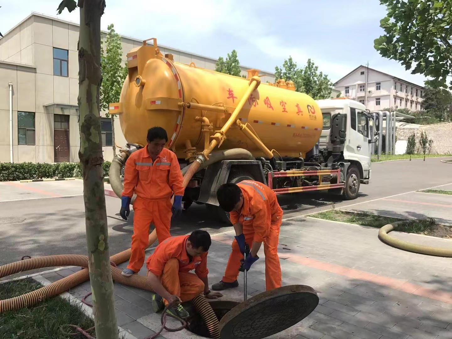 曲麻莱管道疏通车停在窨井附近