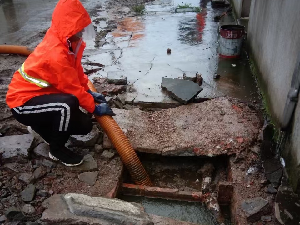 曲麻莱专业清理污水池 炜誉市政以规范流程守护城市 “肠道”