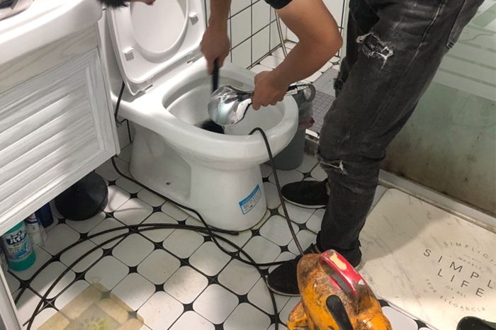 曲麻莱马桶堵塞自己疏通还是找师傅？专业上门服务让你省时更省心