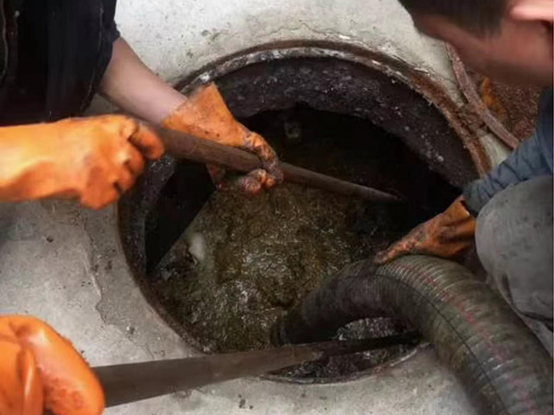 曲麻莱清理化粪池时如何避免沼气的危害？